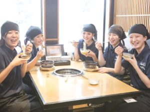 焼肉きんぐバイトの髪色は基本的に自由 ただし ピアスはng